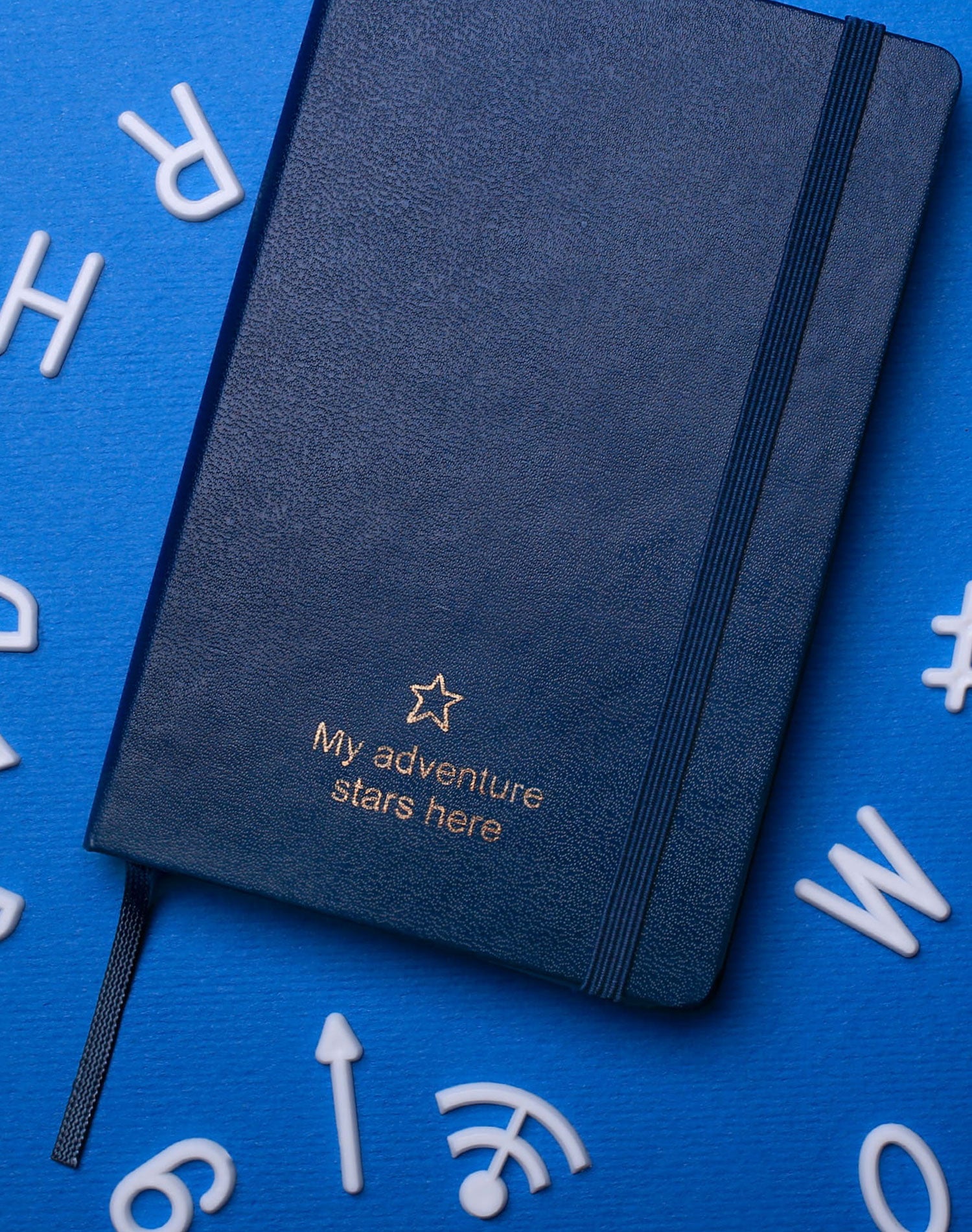 Libreta Moleskine azul personalizada con una frase dorada