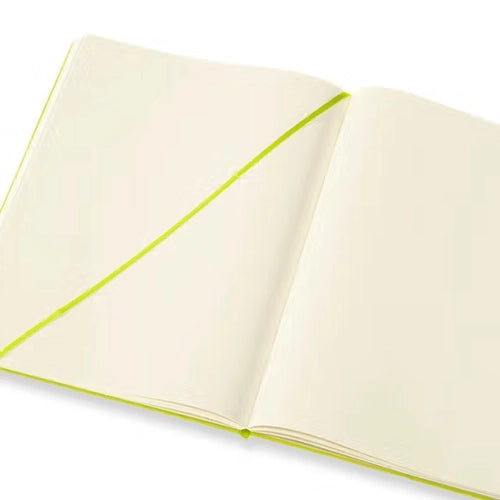 Una libreta abierta con páginas en blanco y una cinta separadora diagonal de color verde lima.