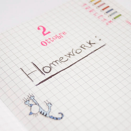 Un primer plano de una página de cuaderno de cuadrícula escrita a mano.